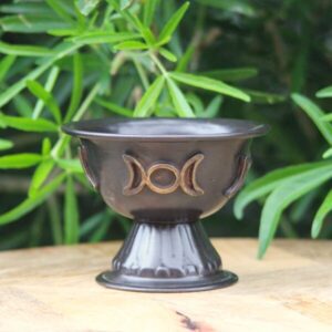 Calice rituel en cuivre antique avec symbole de la Triple Lune, utilisé pour magie et rituels occultes