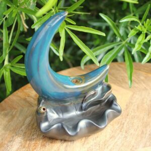 Brûleur d’encens Croissant de Lune en action avec fumée en cascade pour créer une ambiance zen et feng-shui