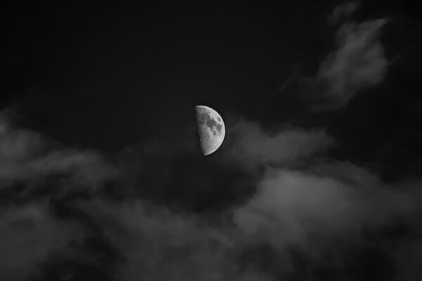 Le Premier Quartier de Lune correspond à cette phase lunaire où notre satellite naturel se révèle à moitié éclairé dans la voûte céleste — comme un seuil symbolique entre les profondeurs intuitives de la Nouvelle Lune et la pleine expression lumineuse de la Pleine Lune. Dans le langage de l’astrologie, ce moment lunaire marque une étape-clé du cycle astral : un carrefour énergétique entre réflexion intérieure et passage à l’action. Chargée d’influences ésotériques, cette phase stimule l’intuition et incite à concrétiser les intentions posées en début de lunaison. Les énergies lunaires, puissantes et subtiles, soutiennent alors la réalisation de projets alignés avec votre horoscope personnel et votre chemin spirituel.