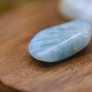 Protection et Confiance : Pierre de protection spirituelle, l'aigue-marine booste la confiance en soi et stimule l’intuition, apportant audace et clarté mentale.