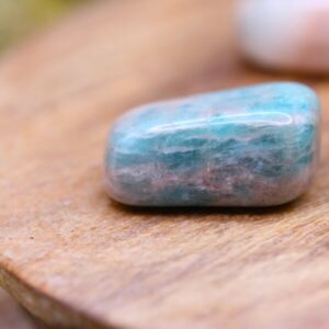 Stimulation Créative : L'amazonite stimule la créativité et la positivité, offrant une énergie fluide et encourageant une vision optimiste de la vie.