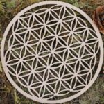 Plaque Fleur de Vie : Objet en bois sculpté pour recharger pierres et cristaux, symbole de cycle de vie et de renouvellement énergétique.