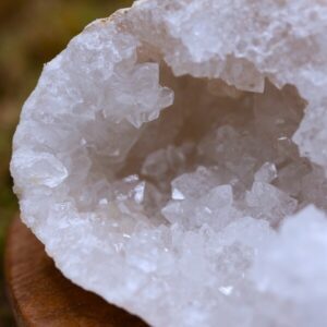Provenant du Maroc et certifiée authentique, chaque géode de quartz est soigneusement sélectionnée pour offrir une qualité optimale en lithothérapie et décoration.