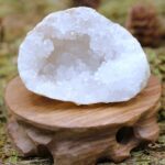 Utilisée en lithothérapie, la géode de quartz amplifie les énergies et permet de purifier et recharger d’autres cristaux efficacement.