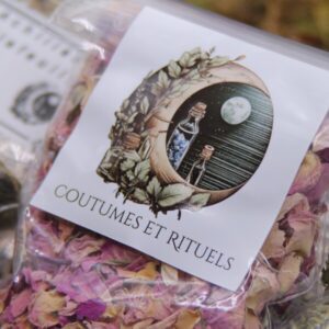 Pour ceux qui cherchent à approfondir leurs rituels, ce kit offre des herbes purifiées et des instructions rituelles, pour une expérience spirituelle unique.