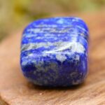Associée au chakra de la gorge, cette pierre favorise l’expression sincère et authentique, aidant à libérer les blocages de communication et à mieux s’exprimer.