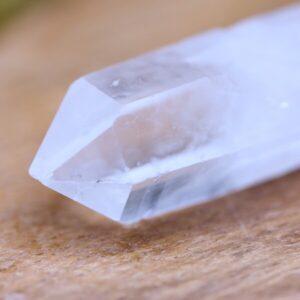 Pour entretenir le cristal de roche, utilisez l’eau, la fumée, ou la terre pour le purifier, et la lumière solaire ou lunaire pour le recharger.