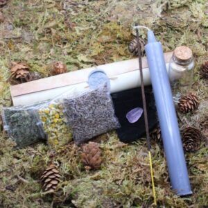 Équilibre et Confiance en Soi : Ce kit favorise l’équilibre intérieur, apportant calme et confiance grâce à des éléments spirituels apaisants et protecteurs.