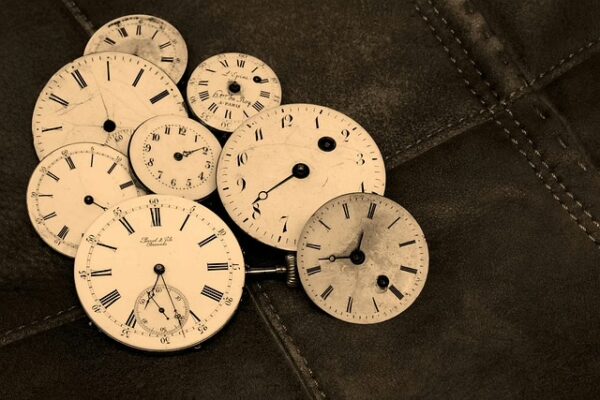 Cette image représente différents cadrans horaires blanc sur fond denim noir pouyr du contraste. Ces différents horaires fond référence aux heures miroir, thème étudié dans cet article