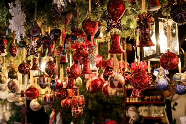 Héritée des traditions nordiques et germaniques, cette fête marquait le solstice d’hiver, symbole de la renaissance de la lumière. Plongeons dans l’histoire, les rituels et les symboles de cette fête magique, et découvrons comment elle continue d’influencer nos traditions modernes…