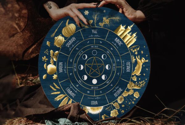 les sabbats sont des fêtes qui rythment le calendrier de nombreuses traditions païennes et ésotériques, en particulier dans la Wicca et d'autres courants néo-païens. Ces célébrations honorent les cycles de la nature, le passage des saisons et les relations entre les humains, la Terre et le divin.