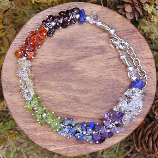 Ce bracelet en galets concassés des 7 chakras est un véritable allié pour harmoniser les énergies de votre corps et favoriser votre bien-être général. Le terme "chakra", qui signifie "roue" en sanskrit, désigne des centres énergétiques présents tout au long de votre colonne vertébrale, de la base jusqu’au sommet de la tête.