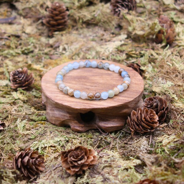 Associée au chakra de la gorge et au chakra du troisième œil, la calcite bleue est parfaite pour ceux qui cherchent à améliorer leur capacité à s'exprimer clairement et à écouter avec attention. Le chakra de la gorge est lié à la communication, tandis que le chakra du troisième œil renforce l'intuition et la compréhension profonde. L'élément Air associé à la calcite bleue accentue ses propriétés de pensée claire, d’expression et de réflexion mentale.