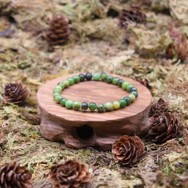 En lithothérapie, la néphrite est connue pour favoriser la sérénité, apporter une protection émotionnelle, et renforcer l'équilibre intérieur. Elle aide à surmonter le stress et les tensions, favorisant ainsi un bien-être général.