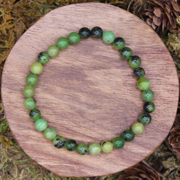 Ce bracelet est fabriqué à partir de perles certifiées authentiques, soigneusement sélectionnées pour leur qualité et leur énergie positive. Cette pierre est particulièrement appréciée pour ses propriétés apaisantes et équilibrantes.