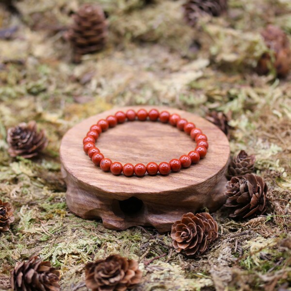 Ce bracelet en Jaspe rouge provient d'Afrique du Sud et est fourni par un distributeur français, garantissant ainsi son authenticité et sa qualité. Il est soigneusement emballé dans une pochette de protection en organza noir, ce qui permet de le préserver et de le transporter en toute sécurité.