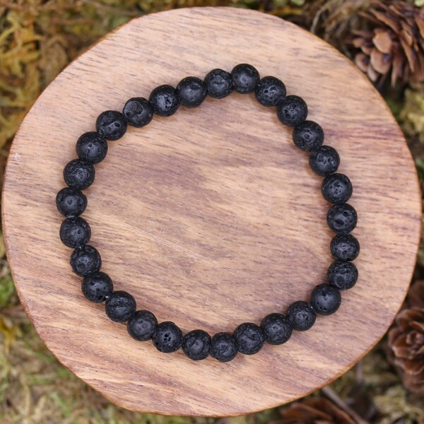 Ce bracelet est composé de perles certifiées authentiques, offrant ainsi une qualité et une transparence complètes sur sa provenance et ses propriétés. La Pierre de lave est souvent associée à des vertus spirituelles puissantes, telles que l’ancrage, la force et le courage.