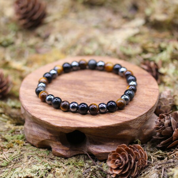 Ce bracelet combine ainsi les vertus de ces trois pierres protectrices pour offrir une protection complète et un équilibre énergétique. Il est conçu pour ceux qui recherchent à la fois une stabilité émotionnelle, mentale et physique tout en restant ouverts à la chance et à la prospérité. Que vous soyez à la recherche de protection contre les énergies négatives ou d'un moyen de renforcer votre confiance en vous, ce bracelet en perles de pierres naturelles est un choix parfait pour vous accompagner dans vos démarches spirituelles et quotidiennes. Le bracelet de protection est soigneusement emballé