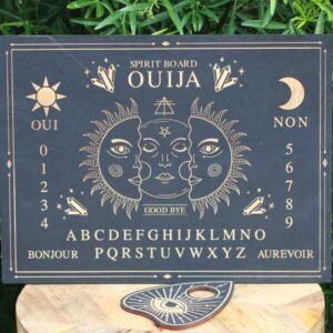 Planche Ouija en bois noir utilisée pour communiquer avec les esprits