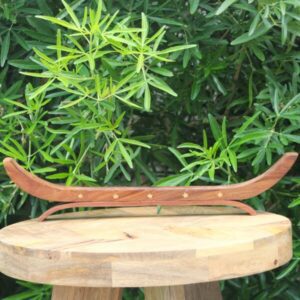 porte encens en bois double pirogue avec deux emplacements pour bâtonnets et décor étoiles dorées