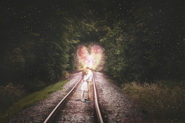 La Saint-Valentin, souvent perçue comme une fête commerciale en Occident, est célébrée de manières très variées à travers le monde.