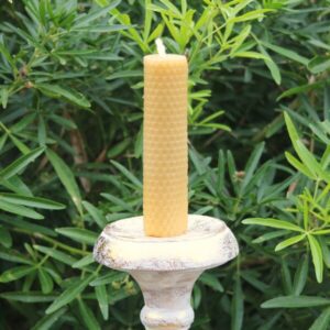La cire d'abeille est l'un des matériaux les plus nobles de la nature. La Bougie en véritable Cire d'abeille: enlève les ondes négatives. a brûler en 1 fois dans votre demeure pour la purifier. Elle chasse le mal, repousse la malédiction et sorciers, purifie les lieux infestés, attire la chance. Absorbe les ondes négatives d’un lieu (maison, local, boutique, etc.). A laisser brûler entièrement.