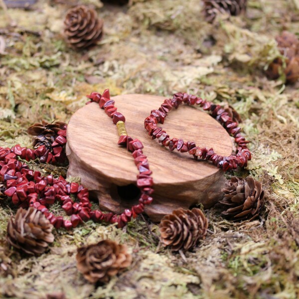 Le Jaspe rouge est une pierre d’ancrage et de vitalité, reconnue pour son action stimulante sur l’énergie physique et mentale. Elle est souvent associée au chakra racine, renforçant la stabilité, la force intérieure et la confiance en soi. Considérée comme une pierre de protection, elle aide à surmonter les difficultés du quotidien en apportant courage et détermination.