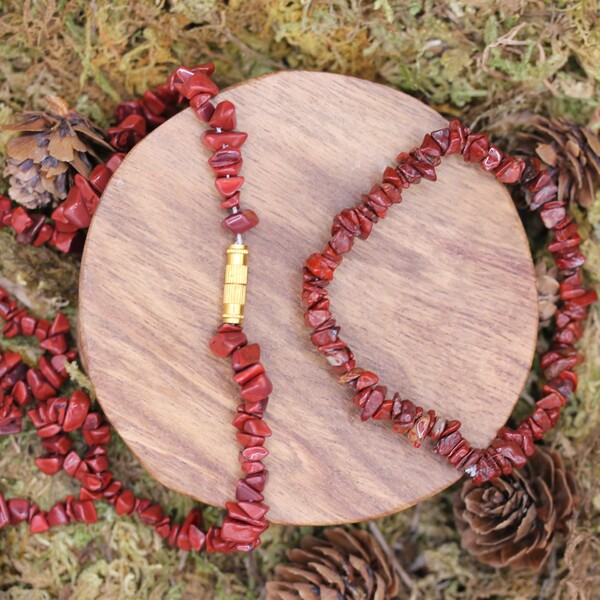 Le Jaspe rouge représente la vitalité, l’équilibre émotionnel, l’intégrité personnelle et la joie de vivre. On dit qu’elle soutient le canal kundalini, en activant et en nettoyant tous les chakras : un coup de pouce pour le corps et l’esprit !
