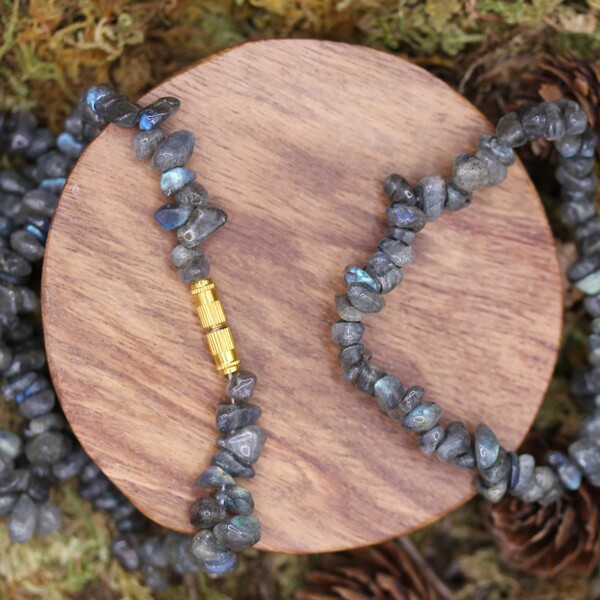 La labradorite symbolise l’introspection, la clarté et l’intuition. Elle est réputée pour ses vertus protectrices et son influence positive sur la spiritualité. Elle renforce la confiance en soi, apporte force et vitalité tout en agissant comme un bouclier énergétique.