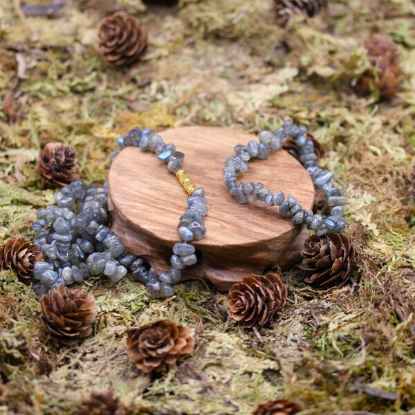 Apportez équilibre et vitalité avec cette parure en labradorite. Une pierre aux reflets envoûtants, connue pour ses vertus protectrices et apaisantes.
