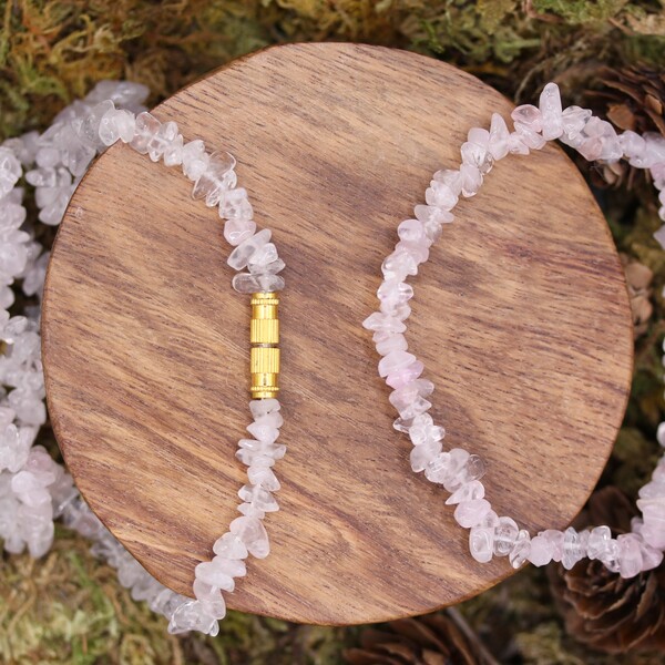 Collier avec des petits galets concassés d’environ 5 à 10 mm de la pierre précieuse Rose Quartz et muni d’un fermoir à vis.
