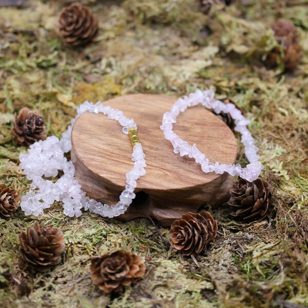 Parure en quartz rose avec collier et bracelet en galets concassés, apportant équilibre émotionnel et sérénité grâce aux vertus de cette pierre.