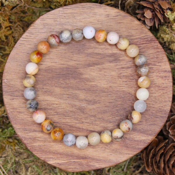 Le bracelet en perles d'Agate Crazy Lace est un bijou naturel aux vertus énergétiques puissantes. L'Agate Crazy Lace est une variété unique d'agate, reconnaissable à ses motifs en spirale et ses couleurs vives allant du blanc au rouge, jaune et brun. Originaire du Mexique, cette pierre est parfois appelée "Agate du Mexique" en raison de sa provenance. Elle a été utilisée depuis des siècles, notamment par les civilisations anciennes, pour ses propriétés protectrices et énergétiques.