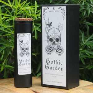 La bougie "Jardin Gothique" associe les arômes purifiants de la sauge et de la menthe poivrée. Son design avec crâne et roses symbolise la purification et la renaissance spirituelle.