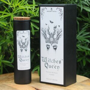La bougie Reine des Sorcières est conçue comme un rituel à part entière. Sa cire de soja, infusée au parfum velouté et profond de Lune de Velours, évoque la souveraineté et l’élégance. Chaque détail — de sa flamme à sa symbolique — soutient les intentions liées à la réussite, à l’affirmation de soi et à la puissance intérieure. Elle incarne la lumière qui guide dans l’ombre, la force née du cœur.