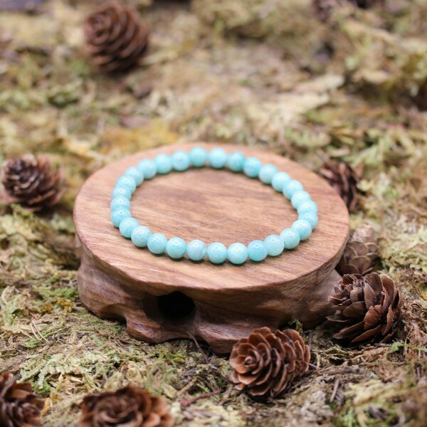 L'amazonite est une pierre réputée pour son effet calmant et son action bénéfique sur l'équilibre émotionnel. Elle agit en douceur pour réduire le stress et les tensions, apportant un sentiment de sérénité et de paix intérieure. En lithothérapie, l'amazonite est aussi considérée comme une pierre de communication, facilitant l'expression de soi et le dialogue sincère. Elle est également utilisée pour protéger contre les ondes électromagnétiques, un atout précieux dans notre monde moderne, constamment exposé à ces énergies invisibles.