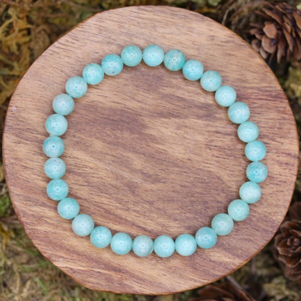 Ce bracelet en perles d' Amazonite (pierre semi précieuse), fabriqué à partir de perles mates authentiques, est un allié idéal pour ceux qui recherchent équilibre et calme dans leur quotidien. Avec des perles de 6 mm, il est discret mais élégant, parfait pour être porté à tout moment.