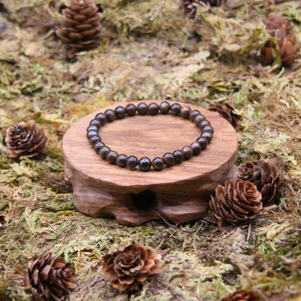 La bronzite est une pierre aux teintes brunes métalliques, parsemée de stries dorées ou cuivrées, qui appartient à la famille des pyroxènes. Connue pour ses propriétés protectrices et d’ancrage, elle est utilisée en lithothérapie afin de renforcer la stabilité émotionnelle et d'apporter de la sérénité. La bronzite est idéale pour ceux qui cherchent à apaiser leur esprit, réduire le stress et restaurer l'équilibre intérieur. Elle favorise la circulation des énergies, soutient la confiance en soi et aide à maintenir une énergie stable même dans les moments de transition ou d'incertitude.