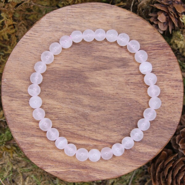 Ce bracelet en perles de calcite rose est fabriqué à partir de pierres authentiques soigneusement sélectionnées. Chaque perle a été polie pour révéler sa couleur délicate et sa beauté naturelle. Ce bijou est un allié précieux pour ceux qui cherchent à créer un environnement de paix et de calme autour d'eux, tout en favorisant une connexion profonde avec leur cœur.