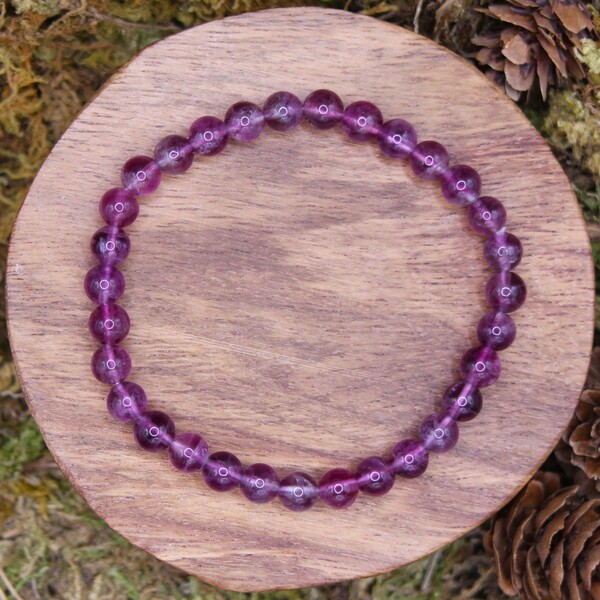La fluorite violette est plus axée sur la spiritualité, l’intuition et la sagesse intérieure. Elle est idéale pour les pratiques méditatives et pour les personnes en quête d’une compréhension plus élevée d’elles-mêmes ou de l’univers.