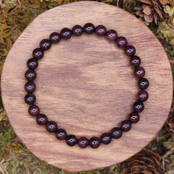 Le grenat est une pierre précieuse fascinante, connue depuis des millénaires pour sa beauté et ses puissantes propriétés. Les Égyptiens, les Grecs et les Romains l'utilisaient non seulement pour orner leurs bijoux mais aussi comme talisman protecteur, croyant en sa capacité à éloigner les mauvaises énergies.