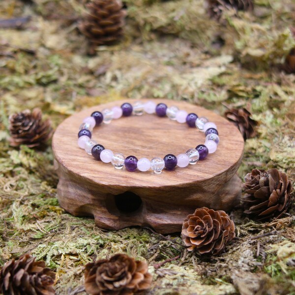 Ce bracelet est idéal pour favoriser un état de paix intérieure, améliorer l’intuition et cultiver l’amour sous toutes ses formes. Il convient parfaitement aux personnes sensibles, en quête de bien-être, de sérénité et d’harmonie dans leur vie quotidienne. Il est composé de perles certifiées authentiques.