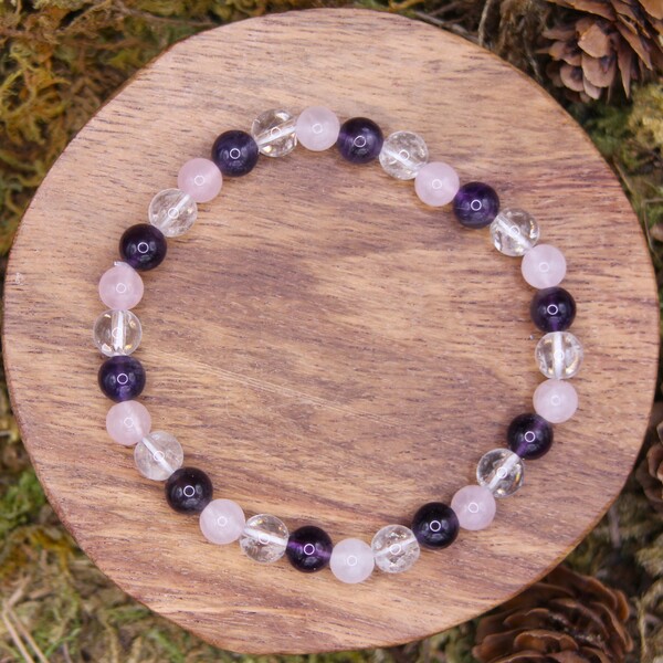 Ce bracelet composé d’Améthyste, de Cristal de Roche et de Quartz Rose est un puissant allié en lithothérapie. Il combine les énergies apaisantes, purificatrices et bienveillantes de ces trois pierres, créant ainsi un équilibre parfait entre le corps et l’esprit. Pour harmonie et sérénité