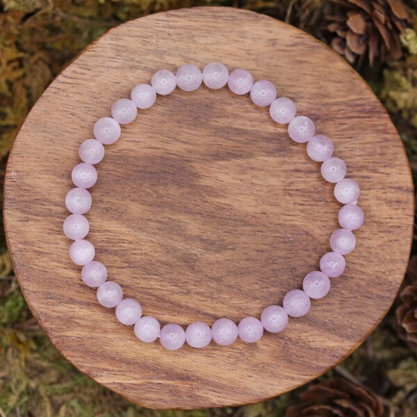 Ce bracelet, confectionné avec des perles de kunzite certifiées authentiques, est le compagnon idéal pour celles et ceux en quête de douceur émotionnelle et d’apaisement intérieur. Il incarne l’amour inconditionnel et la paix du cœur, faisant de lui un bijou à la fois esthétique et profondément spirituel. Sa teinte rose pâle à violet clair, subtile et élégante, apporte une touche de tendresse à votre quotidien tout en diffusant une énergie réconfortante.