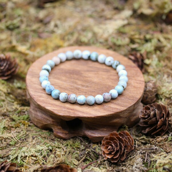 Ce bracelet, fabriqué avec des perles de Larimar certifiées authentiques, est un outil précieux en lithothérapie. Il est reconnu pour ses vertus apaisantes et équilibrantes, favorisant la libération des tensions et le calme intérieur. Il est particulièrement bénéfique pour ceux qui recherchent un apaisement émotionnel et une réduction du stress.