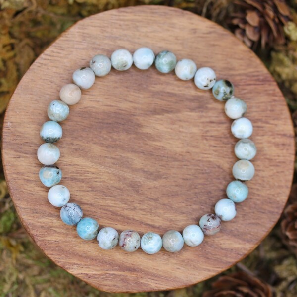 Ce bracelet, fabriqué avec des perles de Larimar certifiées authentiques, est un outil précieux en lithothérapie. Il est reconnu pour ses vertus apaisantes et équilibrantes, favorisant la libération des tensions et le calme intérieur. Il est particulièrement bénéfique pour ceux qui recherchent un apaisement émotionnel et une réduction du stress. En portant ce bracelet, vous pourrez bénéficier de ses propriétés de guérison émotionnelle, tout en améliorant votre communication et votre ouverture spirituelle.