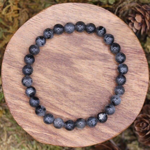 Bracelet en perles d'Obsidienne neige, pierre purifiante et protectrice. Favorise l'ancrage, l'équilibre émotionnel et la clarté mentale, tout en libérant les blocages.