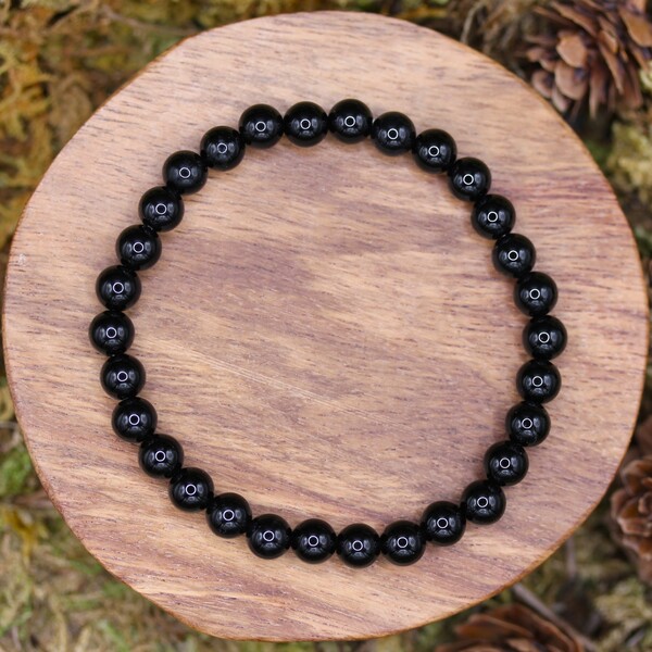 Le bracelet en perles d'onyx noir est fabriqué avec des perles certifiées authentiques, sélectionnées avec soin pour leur qualité exceptionnelle. Ce bracelet est conçu pour être porté au quotidien, afin de profiter de ses bienfaits spirituels et énergétiques. Il permet de créer une barrière contre les influences extérieures néfastes tout en rétablissant l'équilibre intérieur. Porté régulièrement, il aide à renforcer la confiance en soi, à favoriser la clarté mentale et à apaiser les émotions.