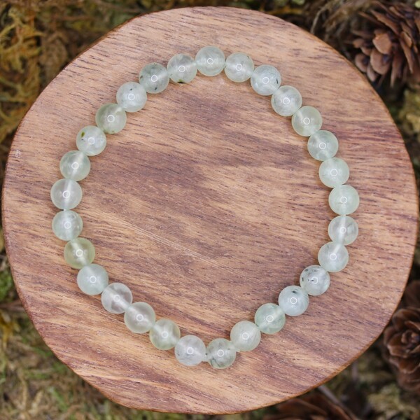 La prehnite est une pierre semi-précieuse souvent de couleur verte pâle, parfois teintée de jaune ou d'olive. Découverte au XVIIIe siècle en Afrique du Sud, elle a été nommée d'après le colonel Hendrik von Prehn, un minéralogiste néerlandais. En lithothérapie, elle est associée à la guérison et à la protection, et est utilisée pour apaiser l’esprit et renforcer l’intuition. Sa capacité à favoriser la paix intérieure et l’harmonie en fait une pierre prisée pour les pratiques spirituelles.