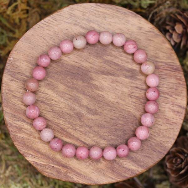 Ce bracelet en perles de Rhodonite est une pièce élégante et pleine de bienfaits. La rhodonite, une pierre semi-précieuse au rose délicat et souvent marbrée de noir, est surtout connue pour ses vertus curatives, notamment dans le domaine émotionnel. Elle est réputée pour aider à la guérison des blessures affectives, en favorisant un retour à l'équilibre et à la paix intérieure. Utilisée depuis l’Antiquité, la rhodonite est une pierre qui soutient ceux qui traversent des épreuves émotionnelles et souhaitent ouvrir leur cœur à l’amour inconditionnel.